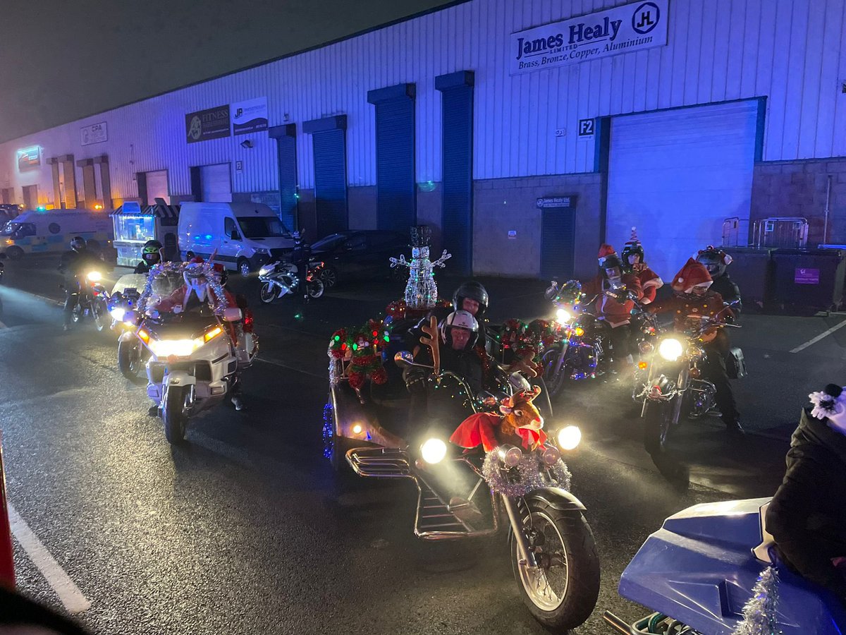 LimerickFire's tweet photo. We were delighted to support East Limerick Red Cross & their #LightUpLimerick Run. It was great to see so many emergency services, motorbikes, trucks, tractors & cars turn out, along with Santa! Not to mention, the fantastic crowds lining the route all the way through the City. https://t.co/eh9El5L5Hs