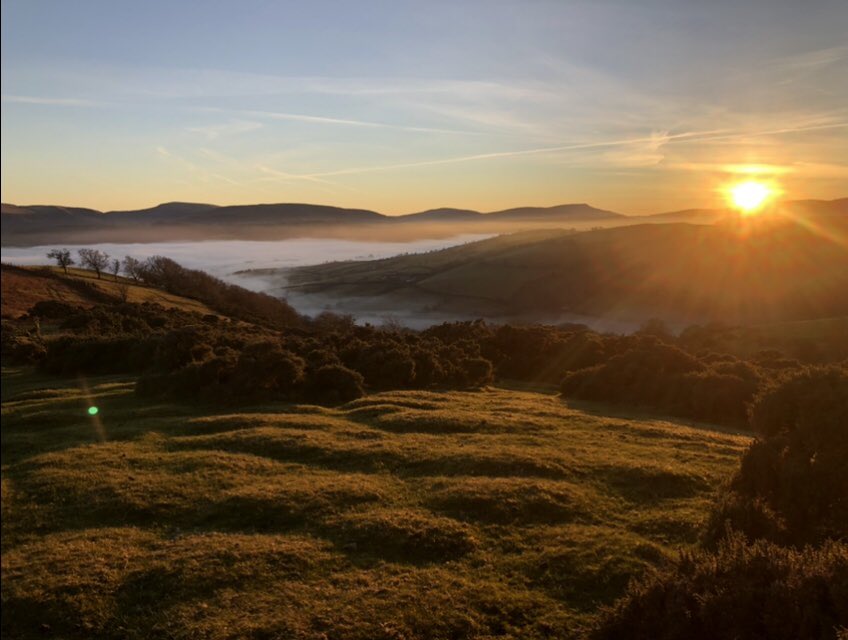 theacornhut's tweet photo. Stunning views today! #beauty #photography #1ukshot #allbeauty_addiction #mountains #capture_wales #excellentbritain #greatoutdoors #cloudporn #whataview #exceptional_views #earthpix #stayinwales @airbnb #ukpodt #picoftheday #PhotoOfTheDay #cloudinversion https://t.co/9nQH1o3xci
