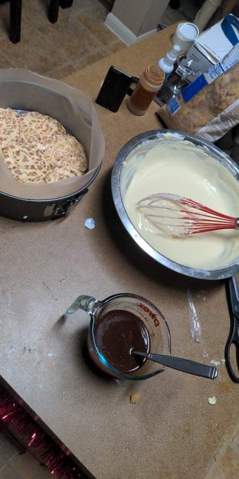 Made a cinnamon bun cheesecake a couple days ago and *chef's kiss*.  Anyone wanna marry me now? 💍 https://t