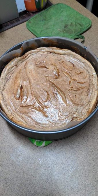 Made a cinnamon bun cheesecake a couple days ago and *chef's kiss*.  Anyone wanna marry me now? 💍 https://t