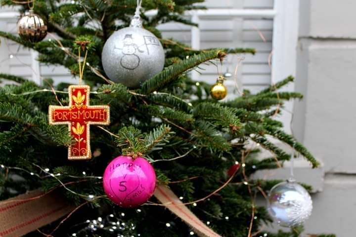 Chris_AttwellLD's tweet photo. Very happy to add this beautiful Portsmouth Cathedral cross decoration to Castle Road's community Christmas tree.
Wishing you a joyful and healthy Christmas.
#Southsea 
#community 
#Christmas2021 https://t.co/Bo7NKj3yOd