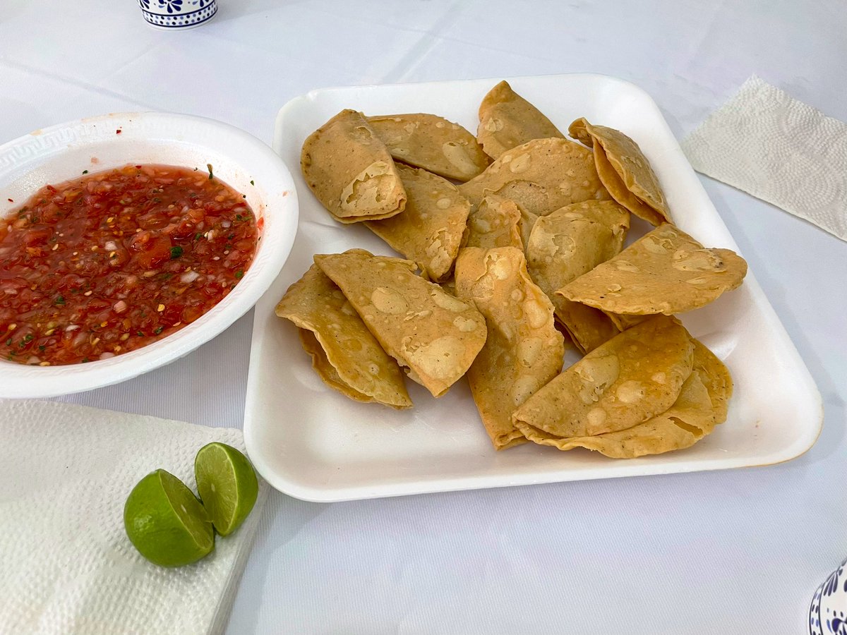 ExaArq's tweet image. Sabes que es fiesta leonesa cuando al llegar en la mesa hay taquitos de aire y salsa para guacamayas. 🌮🌮🌮