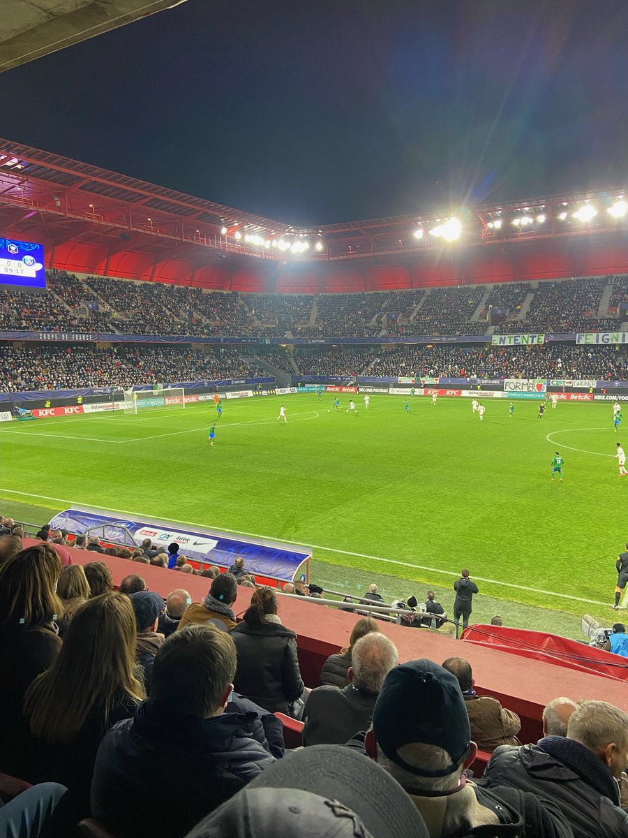Au Stade du Hainaut pour le 1/32 Entente Feignies-Aulnoye chère au Président Laurent Menissez et le PSG. Avec <a href="/LauDegallaix/">Laurent Degallaix</a>, <a href="/xavierbertrand/">Xavier Bertrand</a>, fière de retrouver notre magnifique stade plein pour un bel événement. Félicitations aux sambriens pour leur combativité et leur parcours.