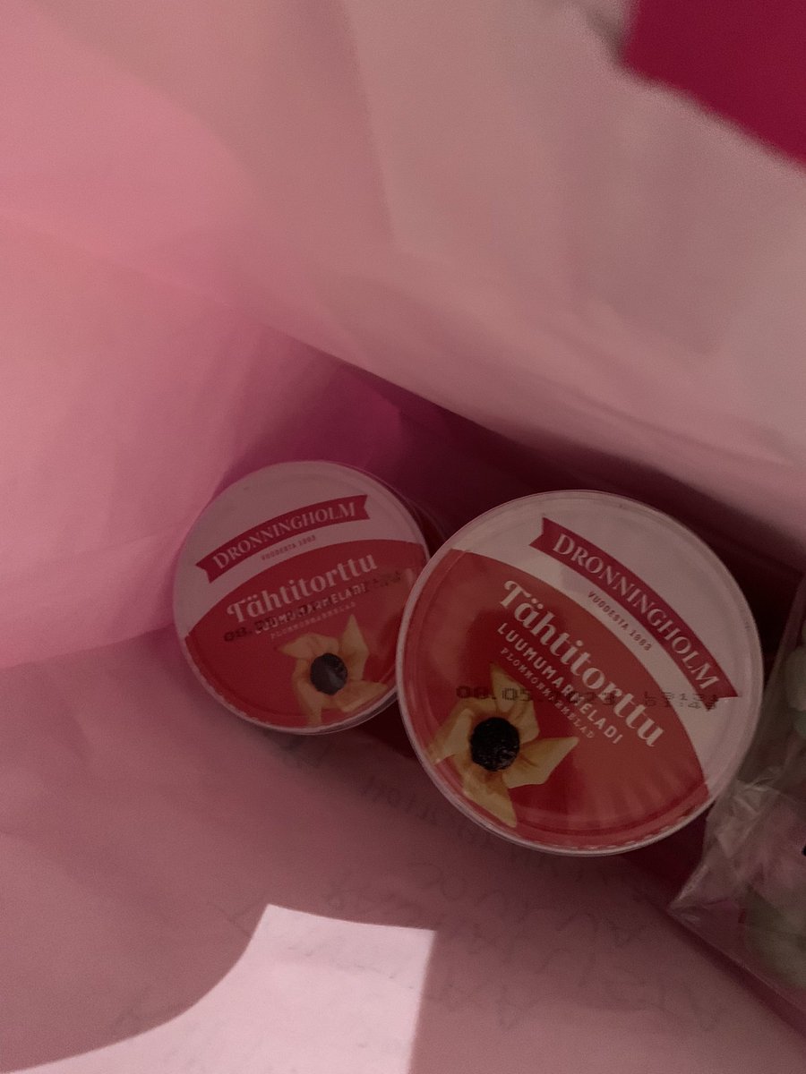 MariaTammi1's tweet photo. Jo useampana vuotena muistettu lasten hoito-, keittiö-, puhtaanapito- ja opetushenkilöstöä #tähtitorttu luumumarmeladilla. Ajankohtainen ja ei kerry turhaa tavaraa kaappeihin. Lisäksi lapset ovat askarrelleet pienet lahjat tai kortit oheen. #pienikiitos #joulutulee #dronningholm https://t.co/6agktf1Lnr