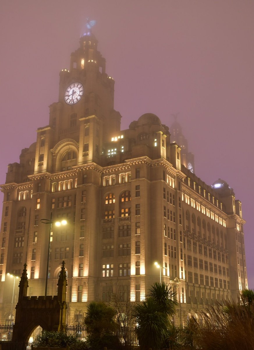 JohnS_71's tweet photo. A foggy evening down by the river...
#RiverMersey #3Graces #LiverBuilding #PortOfLiverpool #AlbertDock #Liverpool #Heritage
@RoyalLiver1911 @theAlbertDock https://t.co/BRRn8pMb9H