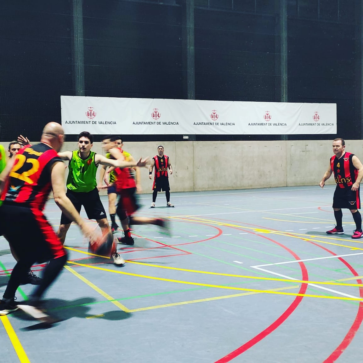 CBSKLNS's tweet photo. Hoy hemos vuelto al que ha sido el Templo de la Estafa durante las 8 últimos temporadas, para enfrentarnos a un viejo conocido @baloncestopenyaroja buen rival al que deseamos suerte.
En la foto nuestro tanque @benaventmigue percutiendo la zona https://t.co/3ewKxH2dmm