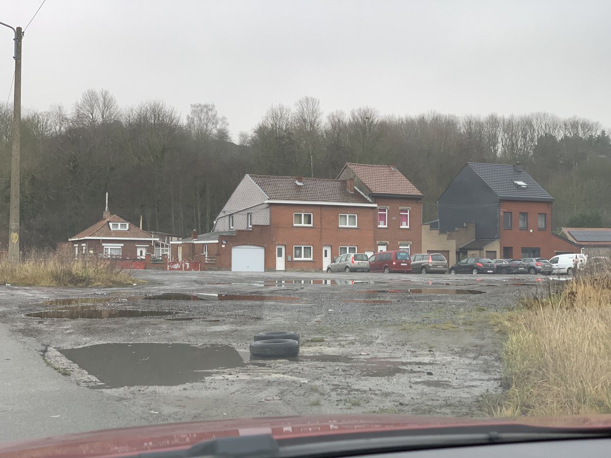 Lecuyef's tweet photo. Des routes defoncées, des détritus à perte de vue le long des routes, des pneus au milieu de la chaussée… bienvenue à Charleroi en Wallonie 🇧🇪@tourismewallon #charleroi #Wallonie https://t.co/cQqHmc9NQi