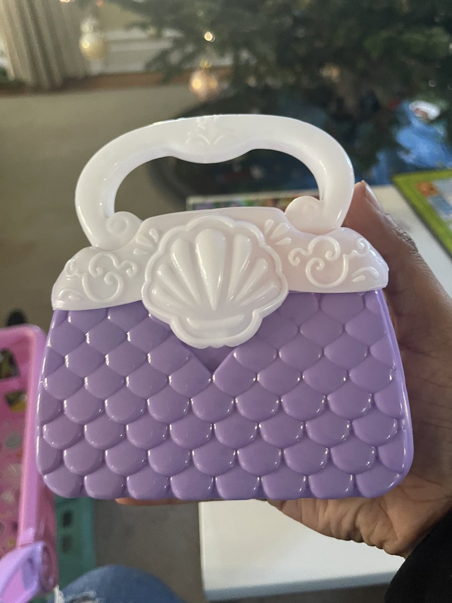 OKAYYYWOWWW's tweet photo. I’m babysitting and the girl im watching goes, “wanna see what’s in my purse?”
Girl has a glock in her mermaid handbag. She stays ready. https://t.co/PYqeaI0VjY