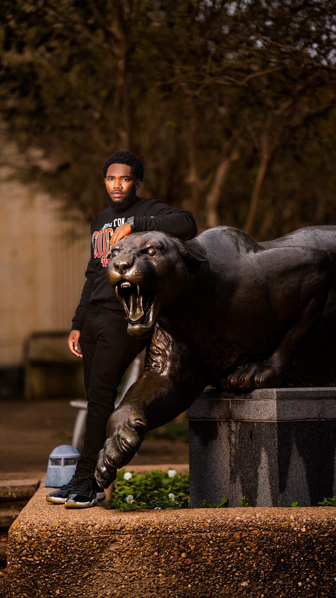 Cdc_14's tweet photo. If you took a look through my eyes you would know that one slip would’ve resulted in a fall. Fight with the intention to not only change your life but for those around you 📃

B.S Hotel &amp; Restaurant Management
University of Houston 🔴
Signed out📝

📸: @larrylegendiv https://t.co/7Is4kIlJ9l