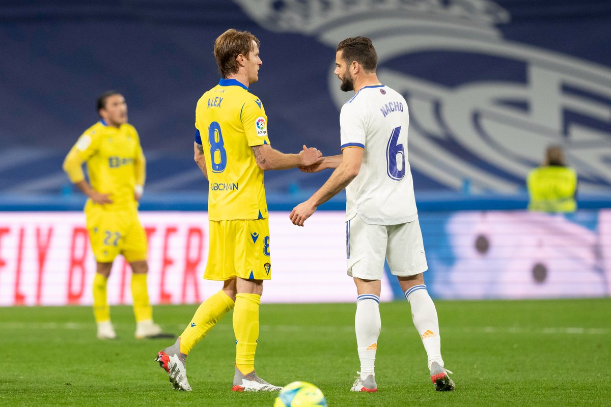 LaLiga's tweet photo. 🤝 𝘏𝘌𝘙𝘔𝘈𝘕𝘖𝘚 𝘠 𝘙𝘐𝘝𝘈𝘓��𝘚 🤝

😍⚽ ¡El #RealMadridCádiz siempre será especial para @nachofi1990 y para @AlexFdez8!

#LaLigaSantander https://t.co/tPLFDPBLAK