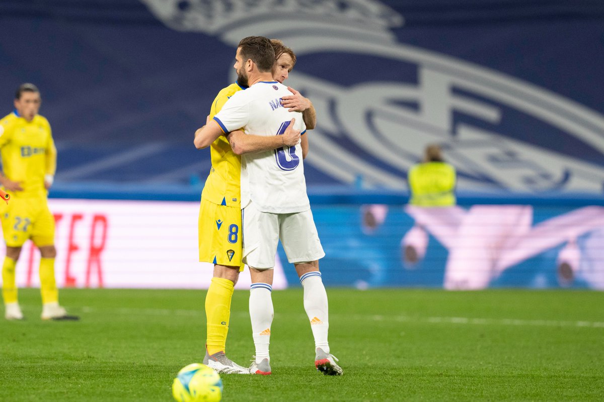 LaLiga's tweet photo. 🤝 𝘏𝘌𝘙𝘔𝘈𝘕𝘖𝘚 𝘠 𝘙𝘐𝘝𝘈𝘓��𝘚 🤝

😍⚽ ¡El #RealMadridCádiz siempre será especial para @nachofi1990 y para @AlexFdez8!

#LaLigaSantander https://t.co/tPLFDPBLAK