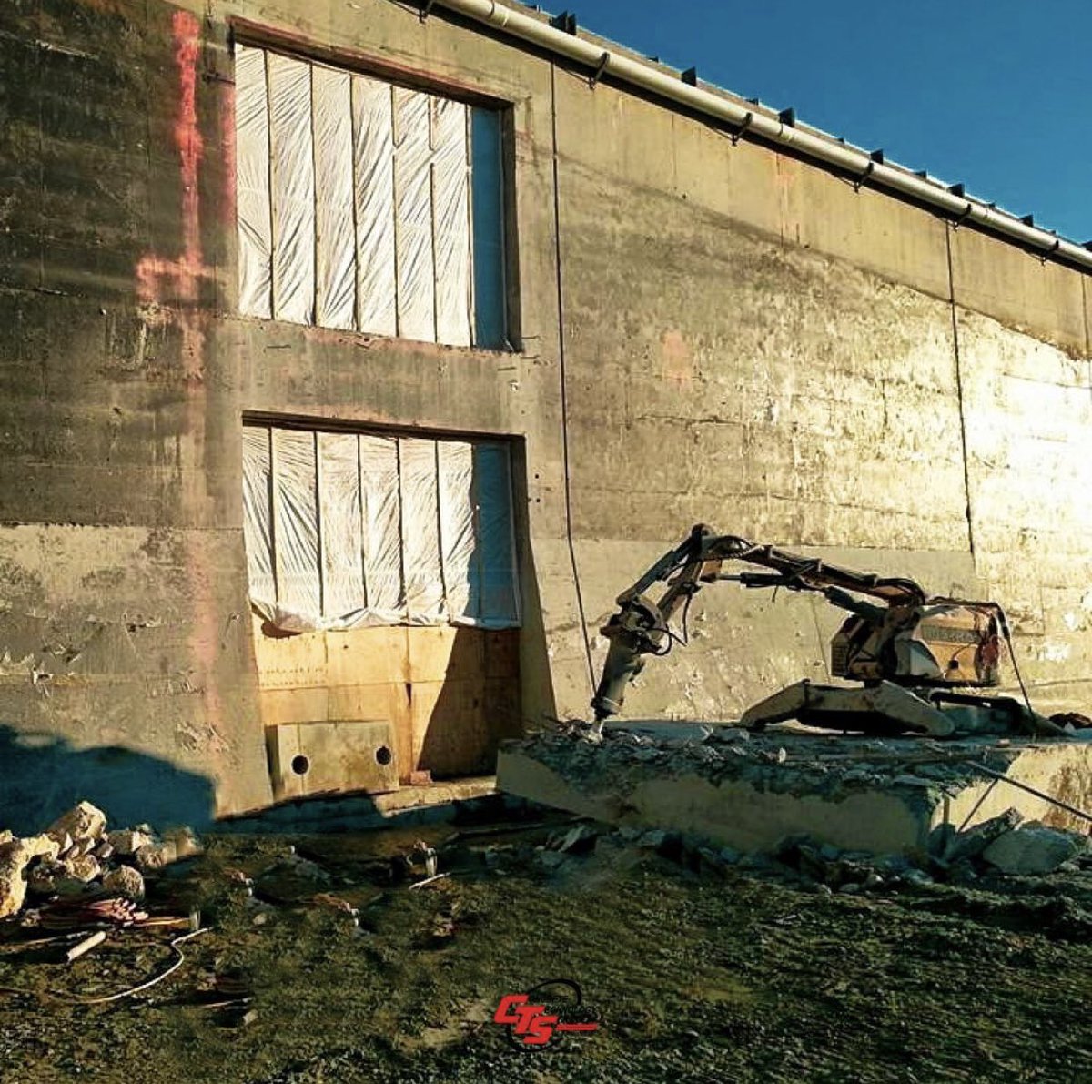 CTSMidAtlantic's tweet photo. Sawcut and demo solid concrete exterior wall for building expansion using one of our #Brokk demolition robots 💪🏼

#sawcut #sawcutting #concrete #sawcutconcrete #brokkit #brokkrobotics #concreteconstruction #concretecutting #concretecutter #commercialdemolition https://t.co/rydwHyklMW