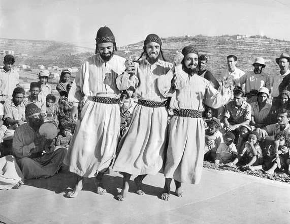 Yemen_documents's tweet photo. شاهد 📸 صورة قديمة ونادرة يظهر فيها يهود اليمن وهم يؤدون رقصة شعبية في عام 1956م
معلوماتكم حول المكان!!!!
إنها #اليمن 🇾🇪
توثيق #ارشيف_اليمن_القديم https://t.co/i7gjbTsa7D