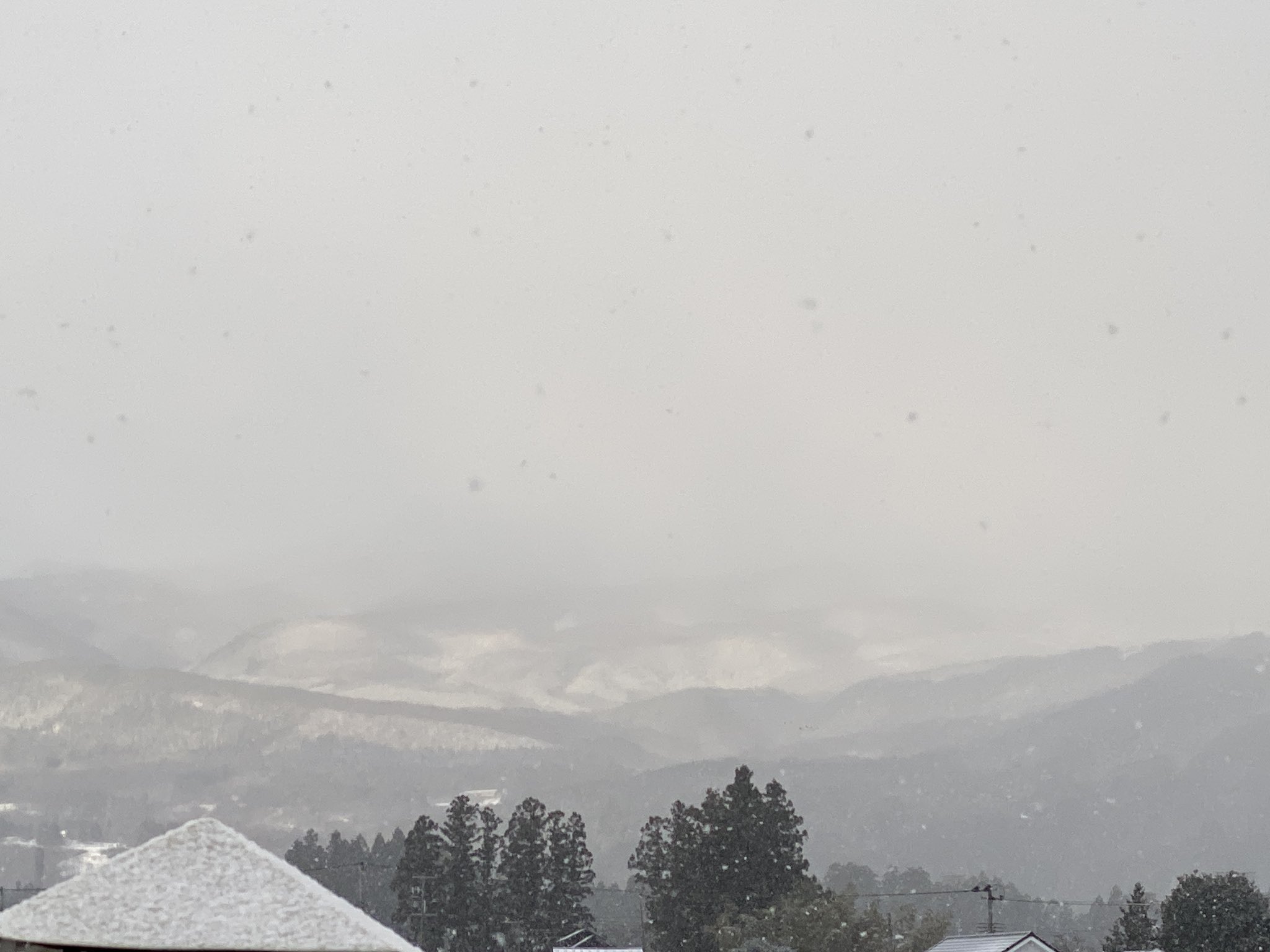 ぐるっと福島 福島市二本松市伊達市伊達郡 A Tuwita おはようございます 12月日の福島市 雪が舞ってる朝です 今日の予報はくもり時々晴れ 最高気温は6度と昨日ほどの寒さからは少し和らぎそうですが にわか雪は降るかもですね 残雪での凍結なんかもあるよう ぐるっと福島 福島市二本松市伊達市伊達郡 A Tuwita おはようございます 12月日の福島市 雪が舞ってる朝です 今日の予報はくもり時々晴れ 最高気温は6度と昨日ほどの寒さからは少し和らぎそうですが にわか雪は降るかもですね 残雪での凍結なんかもあるよう