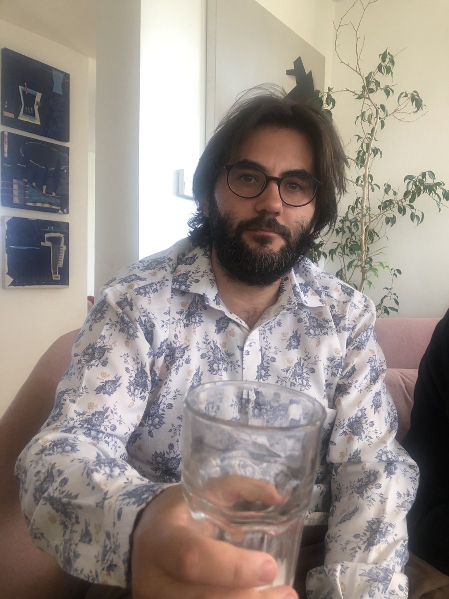 jsgumucio's tweet photo. El Profesor de Casa de Papel celebrando el triunfo de Boric. https://t.co/BMx0RKBU4G