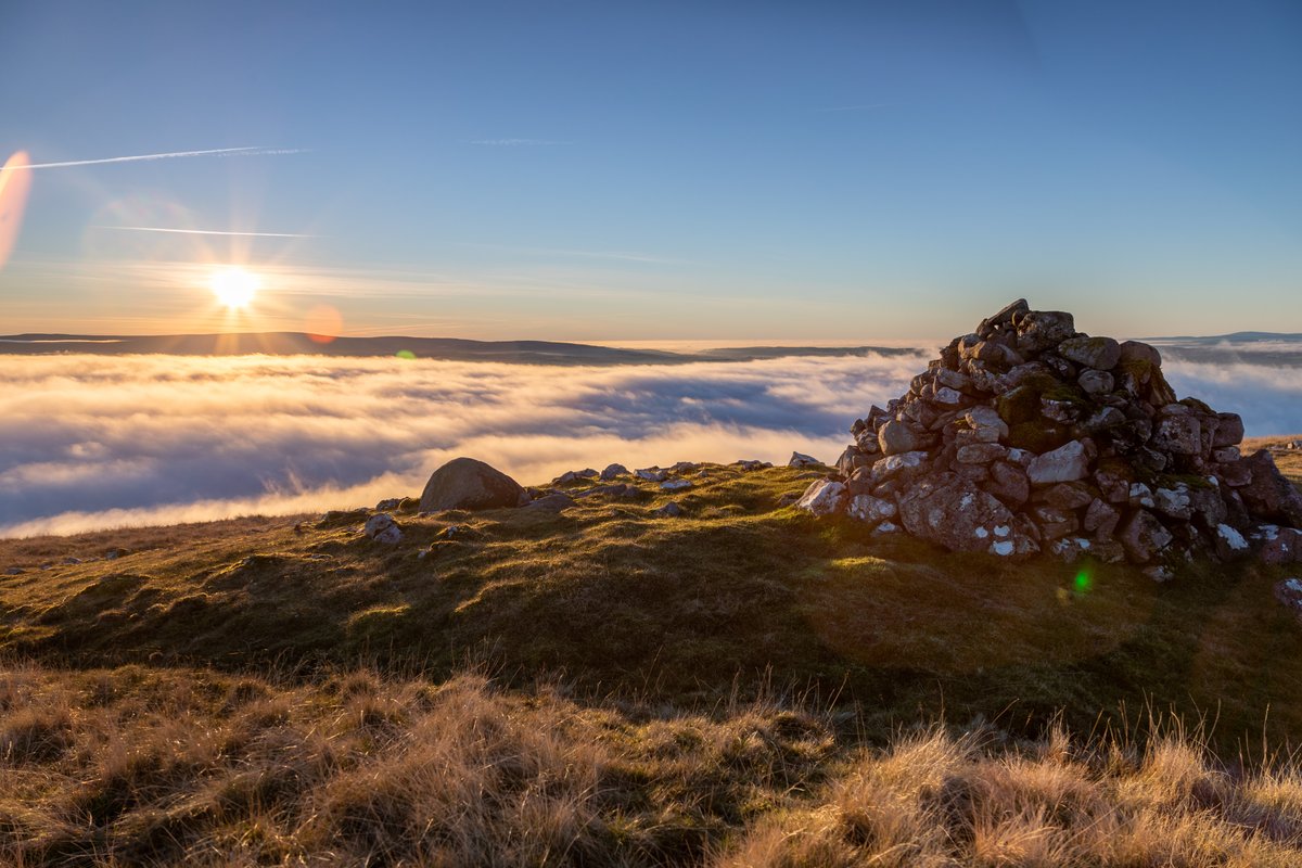 andrewnward's tweet photo. Lovely #inversion in the #YorkshireDales this afternoon. This was on the flanks of #Ingleborough #weatherwatchers #ukweather https://t.co/pomd628V7u