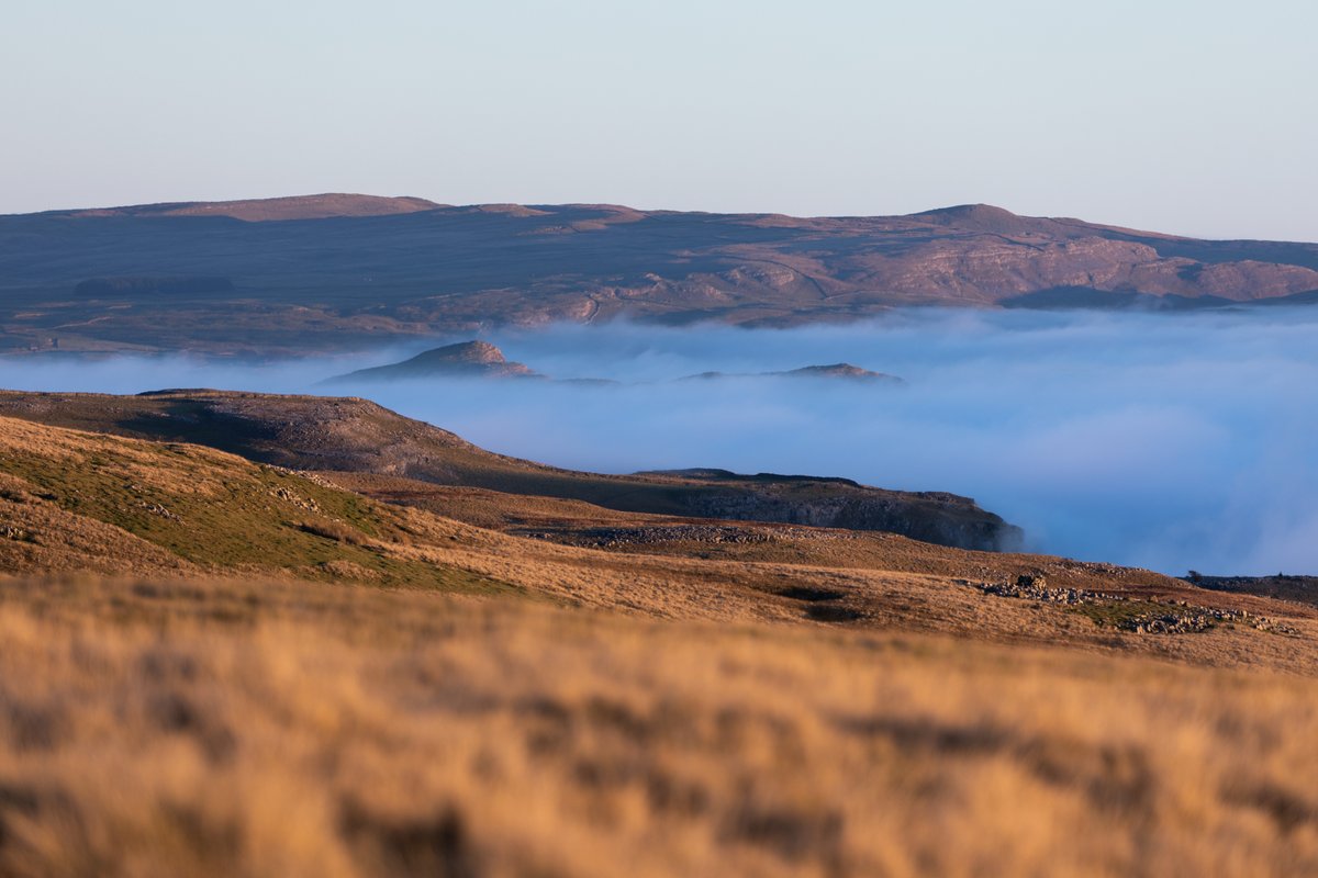 andrewnward's tweet photo. Lovely #inversion in the #YorkshireDales this afternoon. This was on the flanks of #Ingleborough #weatherwatchers #ukweather https://t.co/pomd628V7u