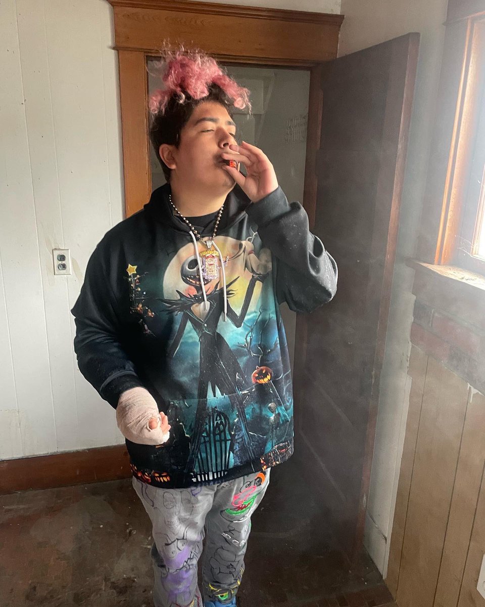 Damnyungsebby's tweet photo. When @antdavideo said the crib haunted 🏚 I tried to find the👻 #shadows #smoke2 https://t.co/1T8JlqguRF
