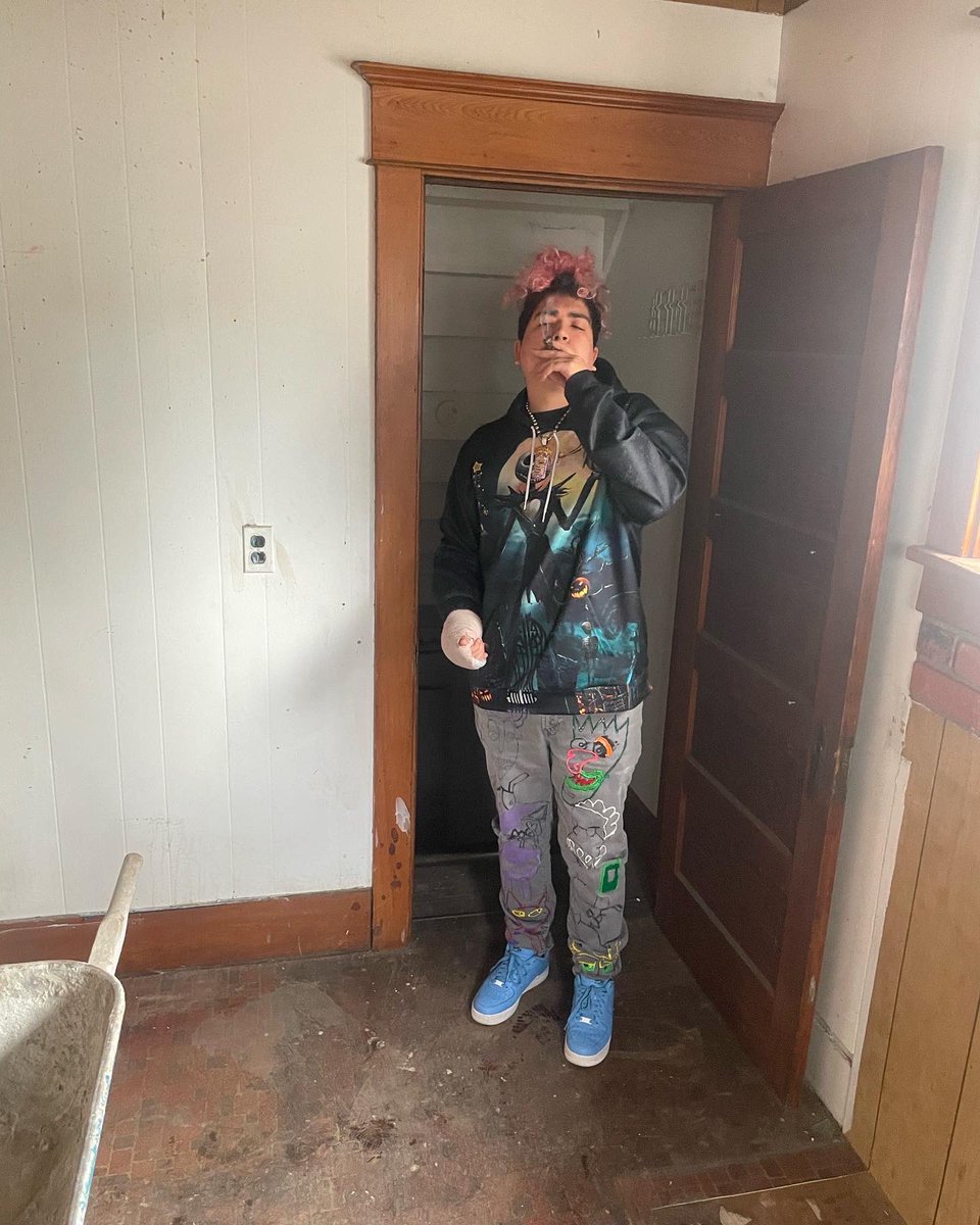 Damnyungsebby's tweet photo. When @antdavideo said the crib haunted 🏚 I tried to find the👻 #shadows #smoke2 https://t.co/1T8JlqguRF