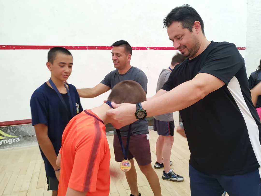 RenMaxRomero's tweet photo. En la jornada de ayer, con el equipo de @posadasdeportes de la @muniposadas colaboramos en el torneo de squash de cierre de año, que se desarrolló en las instalaciones del Club Misiones Squash de la ciudad de Posadas.
#PosadasLindaDeNuevo 🌸🌱🌺
#PosadasDeportiva 🚴🏽‍♂️🤸🏻‍♀️⛹🏼‍♀️ https://t.co/UDmiwoqkBC