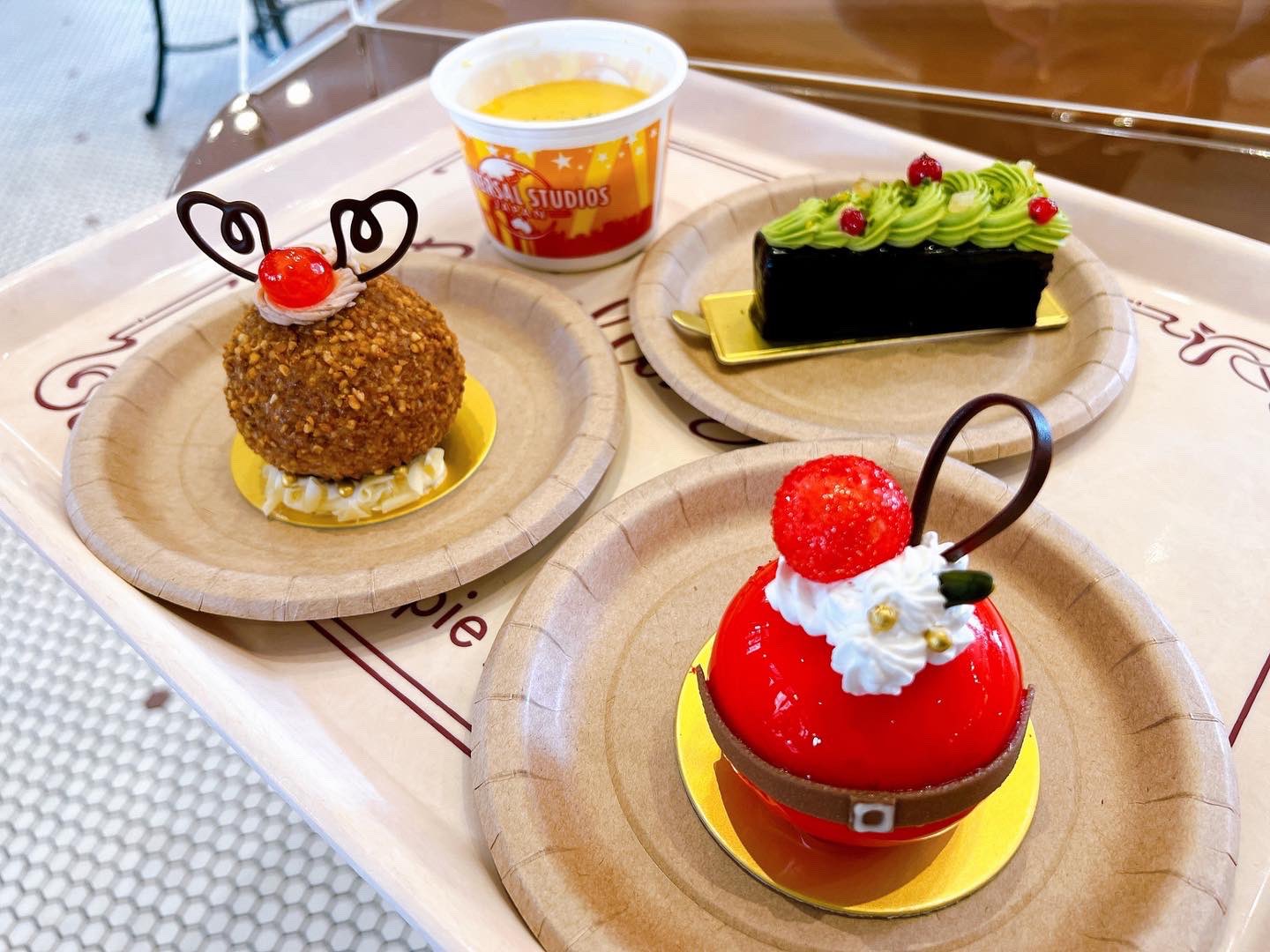 美味しいもの食べたい ユニバーサル スタジオ ジャパンのクリスマス スイーツ クリスマス ツリー サンタクロース 赤鼻のトナカイ やっぱり クリスマスと言えば ユニバでしょ ユニバーサルスタジオジャパン ビバリーヒルズブランジェリー