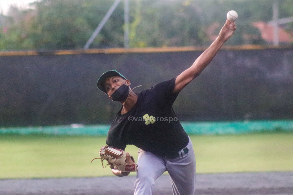VaquerosPO's tweet photo. #FinalCopaNavidad #Oeste 1 - #Metro 0 🔺3ro Home Run de Franklin Hernández. 

El partido esta detenido por lluvia. 

#VamosVaqueros #ekasdesign #rbibaseballcage #FFSegurosSA https://t.co/TID6UzIgNn