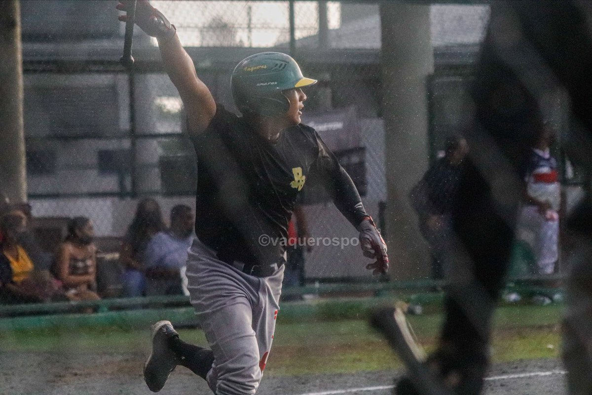 VaquerosPO's tweet photo. #FinalCopaNavidad #Oeste 1 - #Metro 0 🔺3ro Home Run de Franklin Hernández. 

El partido esta detenido por lluvia. 

#VamosVaqueros #ekasdesign #rbibaseballcage #FFSegurosSA https://t.co/TID6UzIgNn