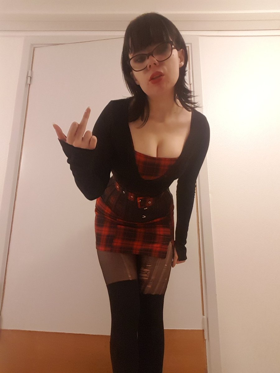 Kittywithissues's tweet photo. I see you spamming my messages: i am a financial dominatrix now. If you didnt buy my videos back in the say and you want contact, you pay me and message me on @MinxtressIsa. I dont have time for broke boys. https://t.co/M93t6Om9bG