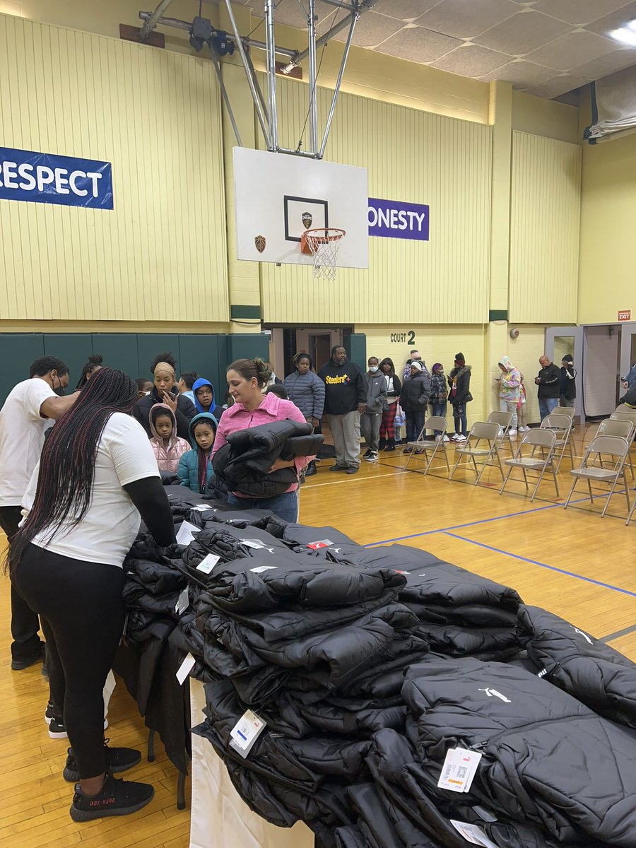 terryrozierfdn's tweet photo. Earlier today, we blessed 100 kids from Terry’s hometown Youngstown, Ohio with coats, hats and gloves. We want to thank @PUMAHoops , @CityKidsCare and @dreday32_ for being a blessing!!! Let’s keep the blessings going and hit the link in our bio! #BeABlessing #MerryTerry https://t.co/Rph60MP0Gb