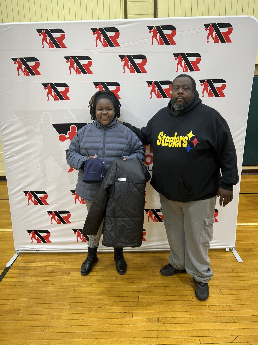 terryrozierfdn's tweet photo. Earlier today, we blessed 100 kids from Terry’s hometown Youngstown, Ohio with coats, hats and gloves. We want to thank @PUMAHoops , @CityKidsCare and @dreday32_ for being a blessing!!! Let’s keep the blessings going and hit the link in our bio! #BeABlessing #MerryTerry https://t.co/Rph60MP0Gb