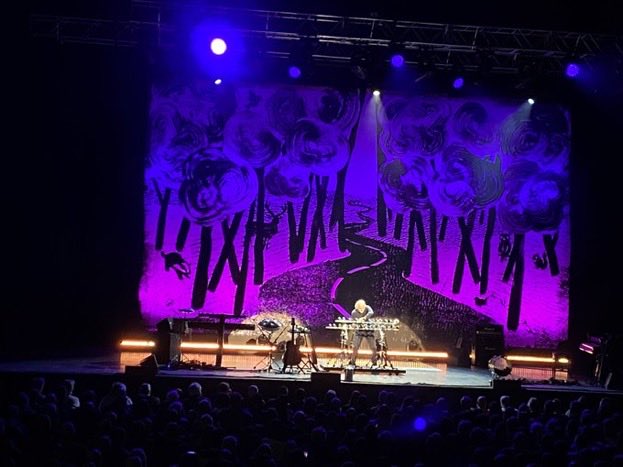 BillBailey's tweet photo. Great night at ⁦@bonusarenahull⁩ thanks to the great crowd ! And keep these photos coming - loving the look of my new backdrop designed by the brilliant ⁦@Mr_Joe_Magee⁩ https://t.co/ot2iHh2U2X