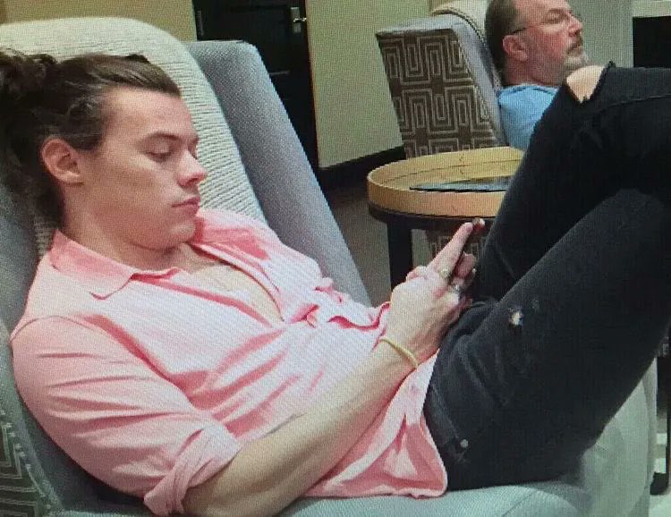 momrrystagram's tweet image. Caught off guard… again.🙄 #StillCuteTho #Chillaxing #PinkIsMyColor #AlwaysOnThatDamnPhone