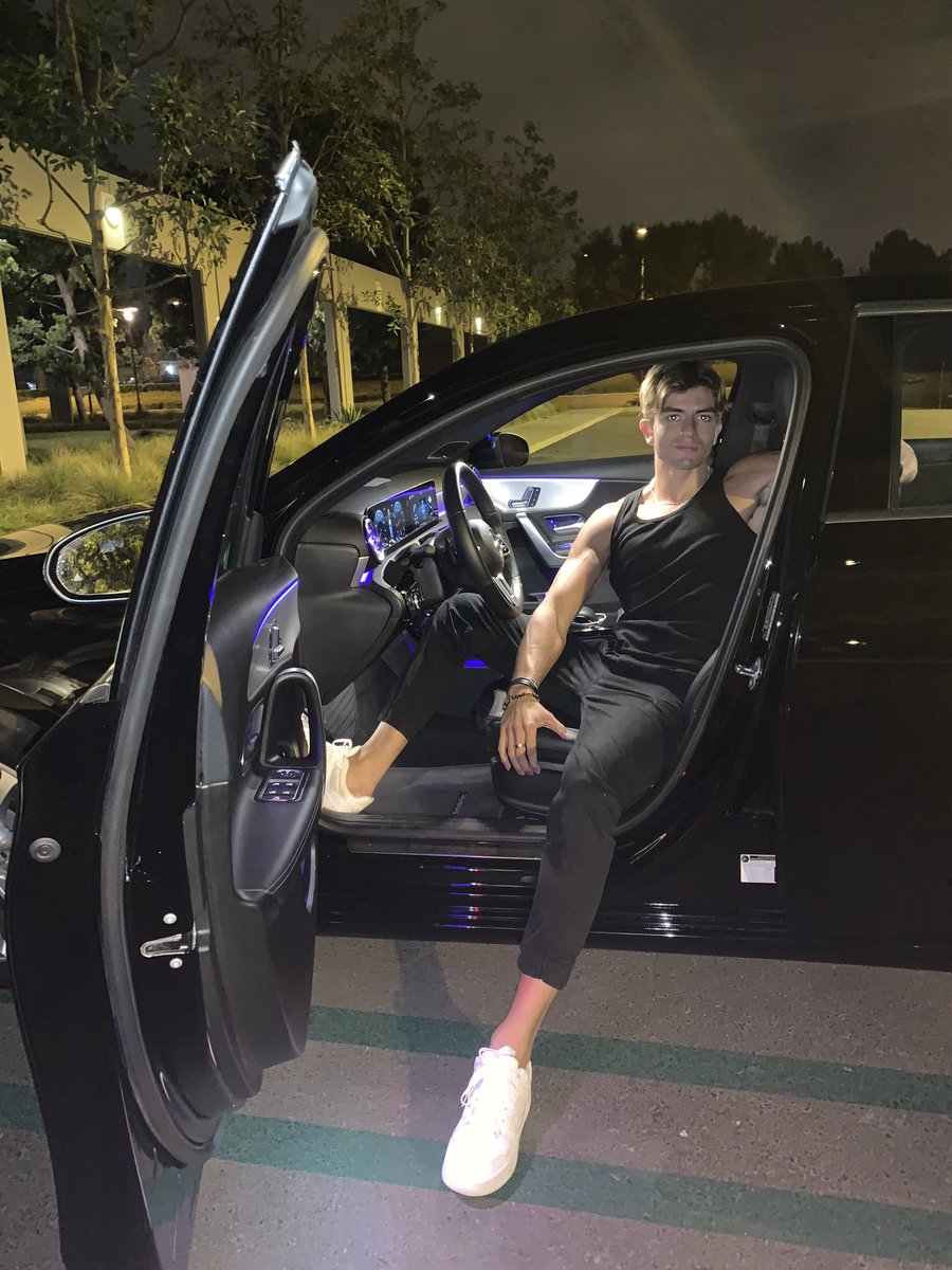 alphagodadonis's tweet photo. I barely fit 😉I’m too big https://t.co/BzUx3HyZsq
