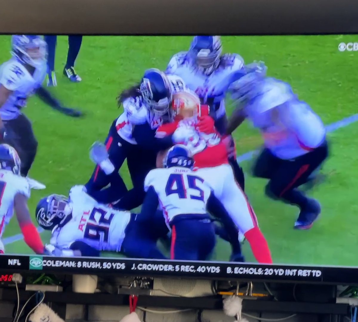 49ersRushPodcst's tweet photo. Same Kittle, different defense trying to tackle him. #bringbackup https://t.co/RsBzvANDVL