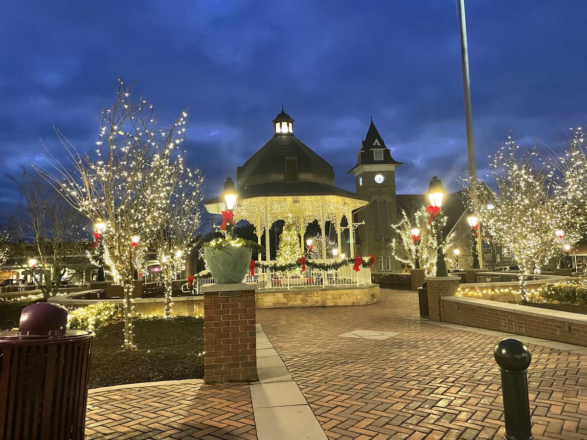 brithume's tweet image. The "Diamond" in Ligonier, Pa. Christmas in small-town America. Is anything sweeter?