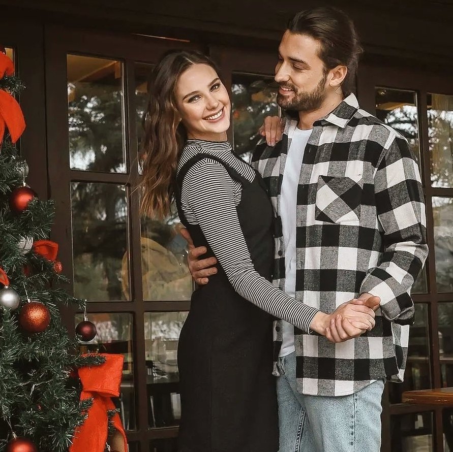 gilliesbalfe's tweet image. also, we should have gotten a falliam christmas photoshoot like this 😑 (bc come on, we all know fallon ain't dead so stop pretending) we deserve it!