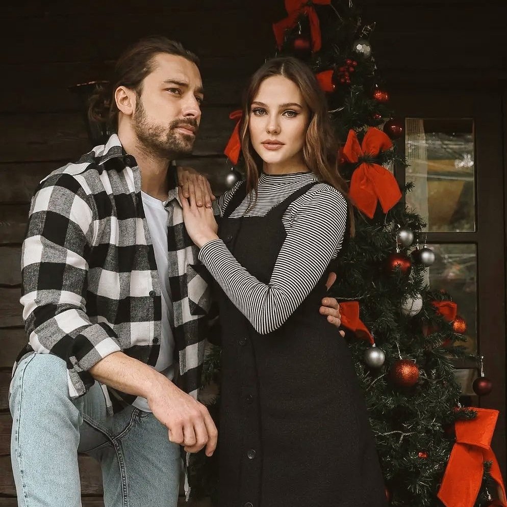 gilliesbalfe's tweet image. also, we should have gotten a falliam christmas photoshoot like this 😑 (bc come on, we all know fallon ain't dead so stop pretending) we deserve it!