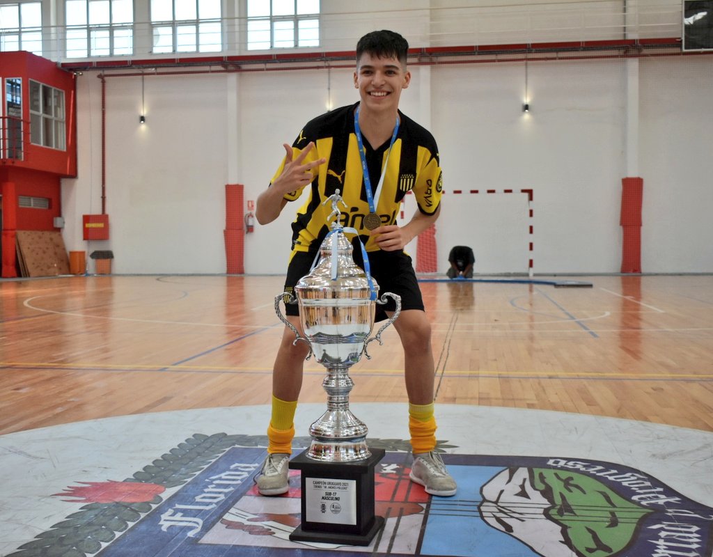 Guille263's tweet photo. Tres títulos en un mismo fin de semana. ANIMALITO🚀 #Primera, #Sub20 y #Sub17. ¡Qué futuro tiene @francoduque_8 en el fútbol sala! Figura indiscutida en juveniles, con una timidez para las cámaras que se esfuma dentro de cada cancha. El 💎 mirasol. 🏆✌☝ https://t.co/rHFQC9OcAz