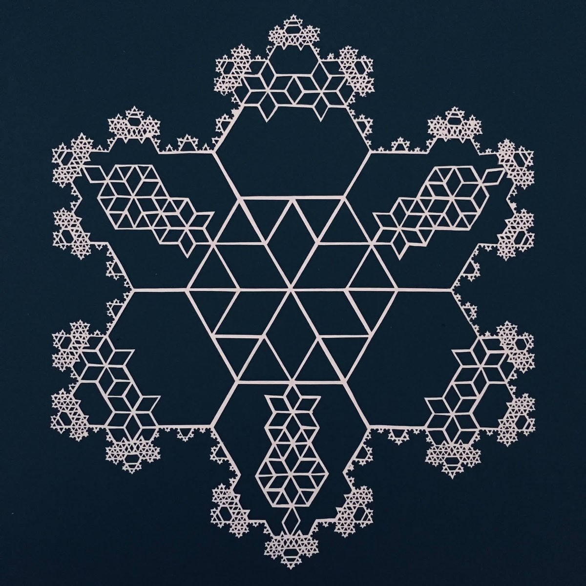 AIsonArt's tweet photo. It’s beginning to look a lot like Christmas #koch #snowflakes #mathisfun #mathart #kochsnowflake https://t.co/nyd7mYodOs