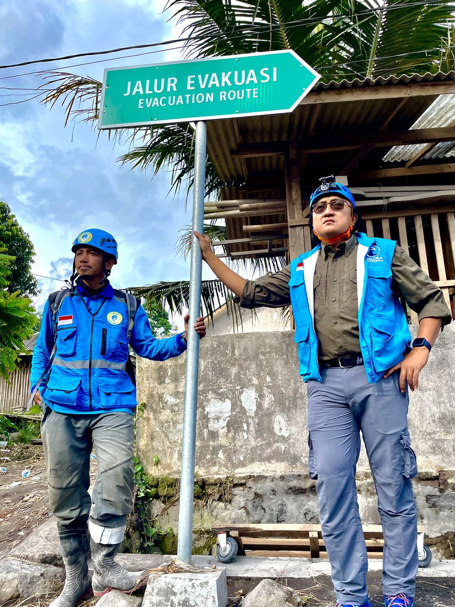 endykurniawan's tweet image. EVAKUASI ASMARA

Dalam masa pemulihan, satu program berkelanjutan yang akan dialksanakan oleh @partaigeloraid berkolaborasi dengan #bluehelmet adalah edukasi waspada kebencanaan dan edukasi aksi kerelawanan.