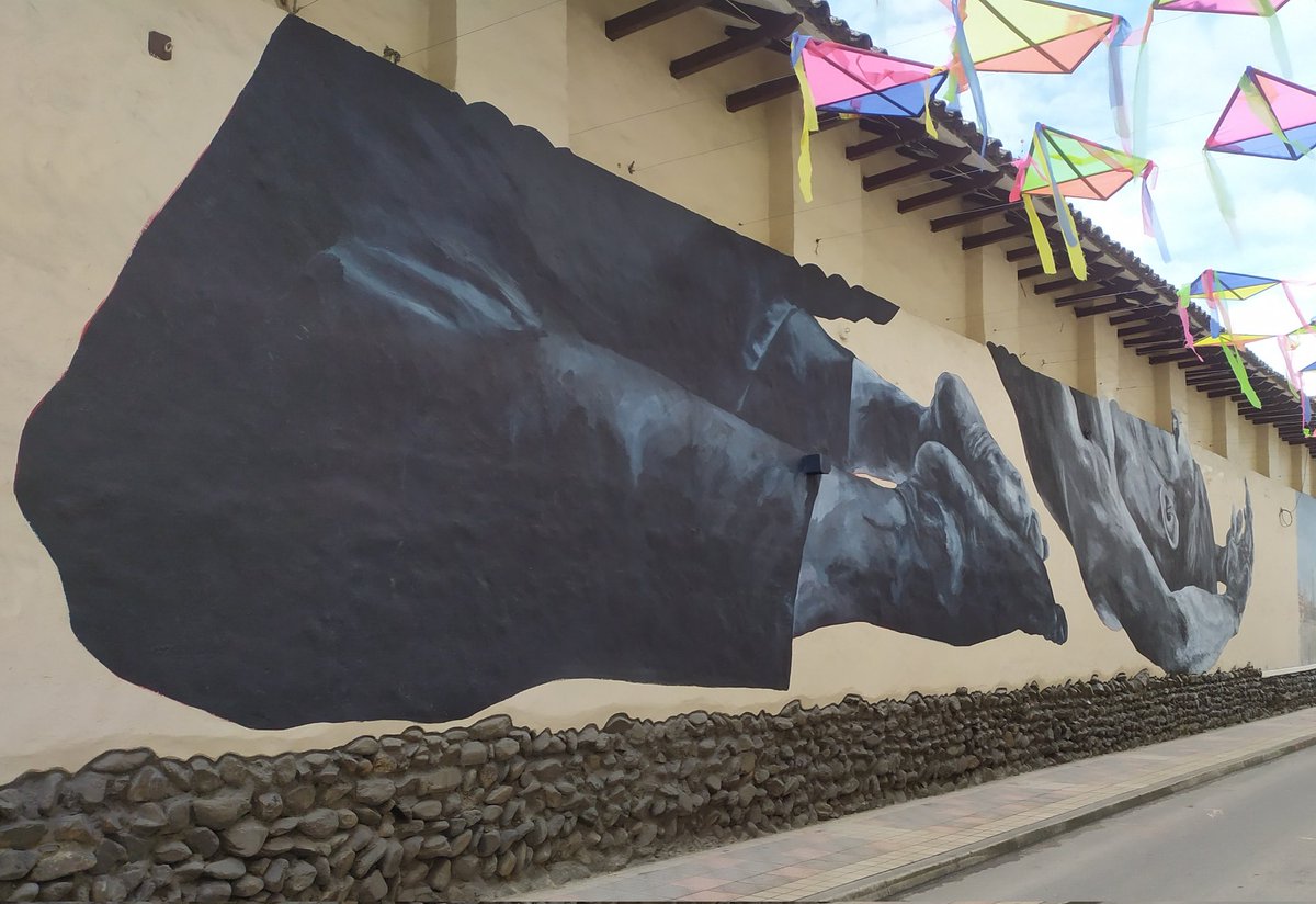 luismoncadam's tweet photo. El domingo de @Loja solo 100 metros de caminata. Impresionante. Y hay muchos mas murales. https://t.co/vQc96KbAXa