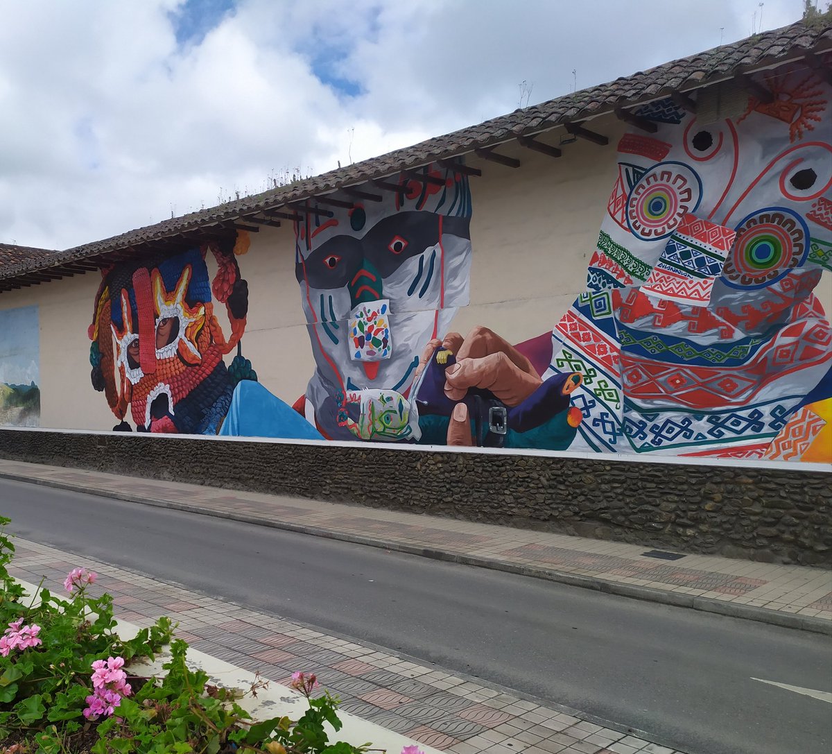 luismoncadam's tweet photo. El domingo de @Loja solo 100 metros de caminata. Impresionante. Y hay muchos mas murales. https://t.co/vQc96KbAXa