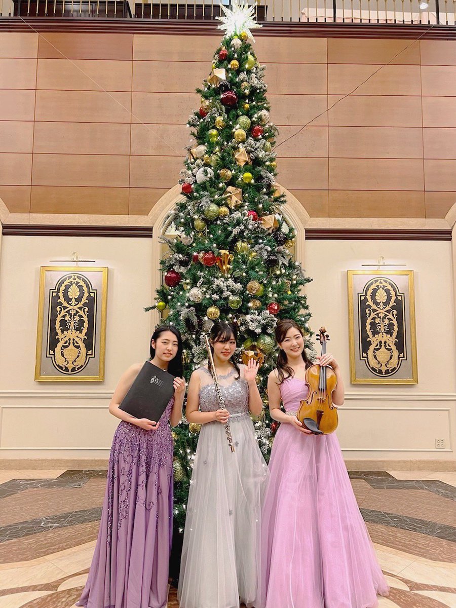 rinrin_va's tweet photo. 桐朋同期トリオでClosedでした🎄🤍
大学ぶり？の共演本当に楽しかったです！会場もクリスマスムードでワクワクしました🎅💭💭
ピアノトリオも楽しいなぁ〜〜
また一緒に出来ますように…！#TrioT https://t.co/OdvLswPjCZ
