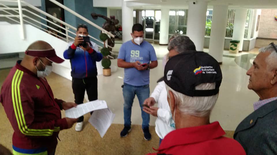 AmericaFocusXXI's tweet photo. #ULTIMAHORA Deporte Venezolano en vilo tras toma del Comité Olímpico Venezolano, carta olímpica no fue valorada y las ambiciones políticas de un grupo de gobierno desafían al COI #Venezuela @NicolasMaduro @OlympicCh_es https://t.co/w0zJ1Vihrz