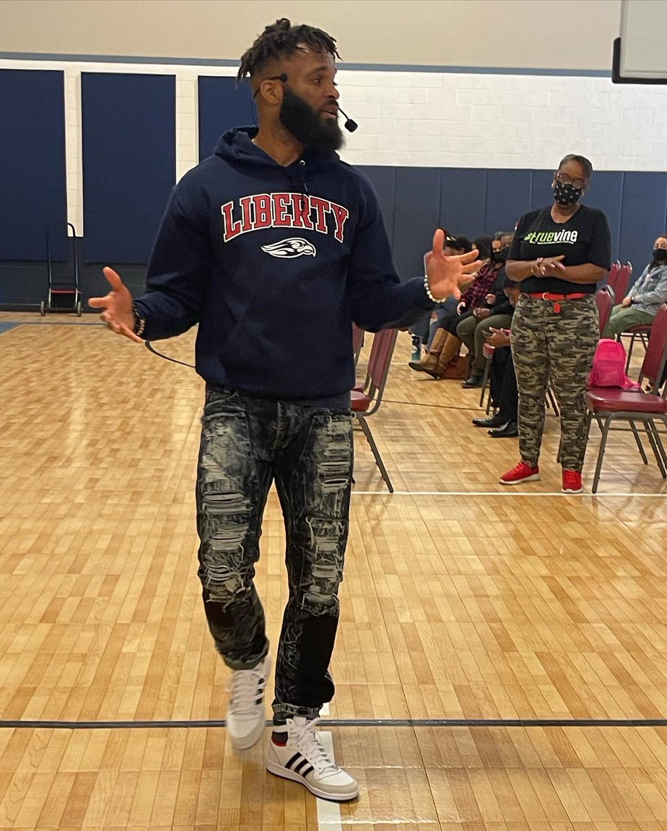 J_Earl_Cray's tweet photo. I’m a Troy Trojan for-life… but @MiyonConaway has made me a Liberty Flames fan! @TroyTrojansFB @LibertyFootball #iPreach #BEGREAT #1drËam #wËrkTheVision https://t.co/B1IWzfvz5Y