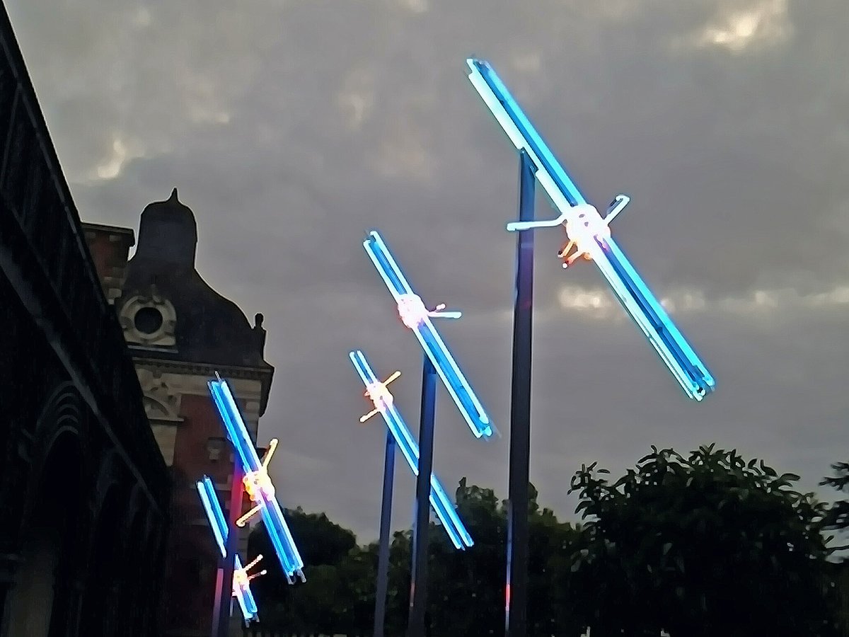 "A hard rain is falling" is a sculpture by Terry Scales, a public artist, and political activist since 1968. Terry Scales is now featured at the #yourvoicegallery in our website!
👉 voice.diem25.org/gallery/#.your…
#artivism #artsandpolitics #diemvoice