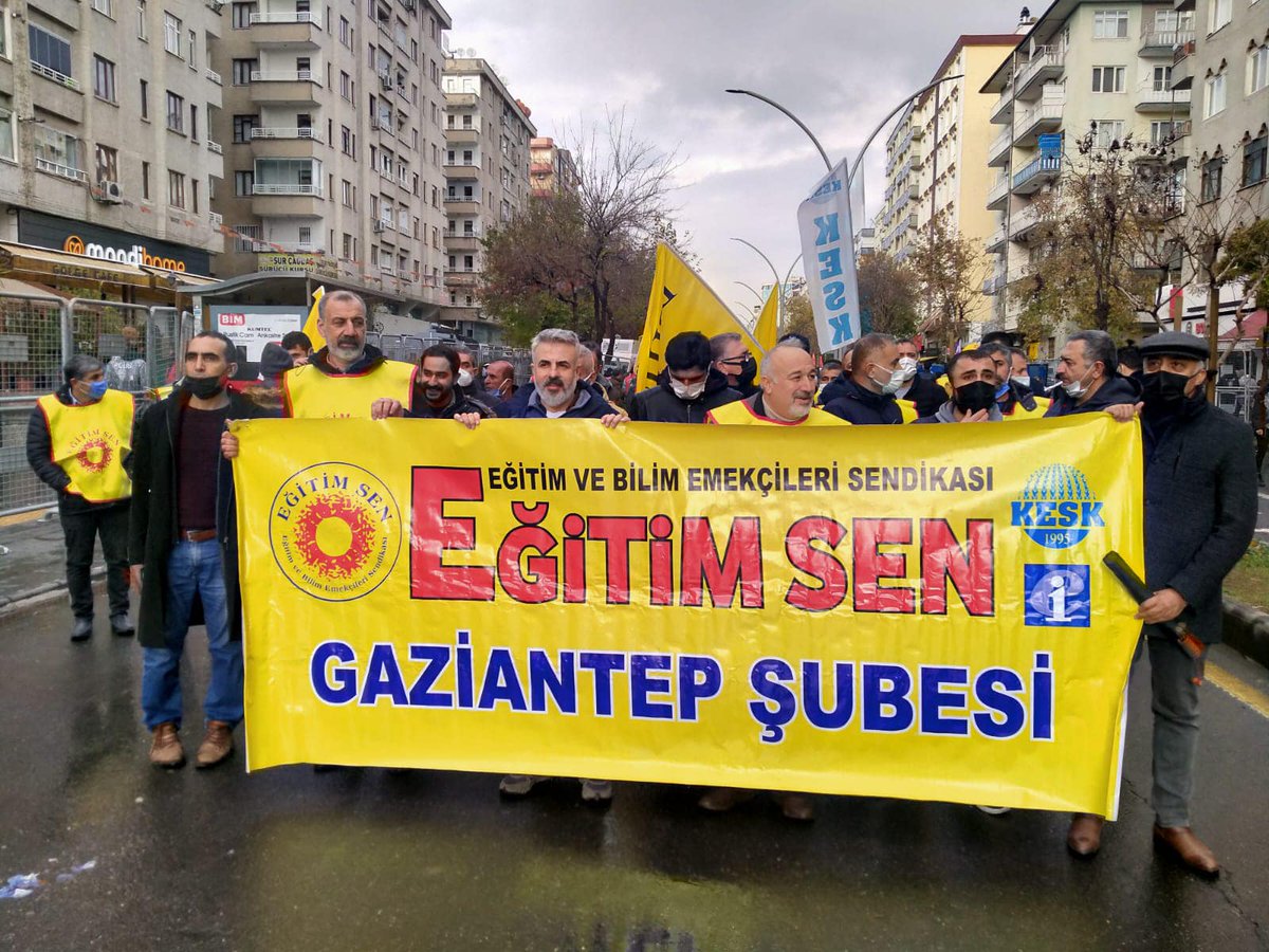 yenicizgigazete's tweet photo. KESK İstanbul ve Ankara’da ‘Geçinemiyoruz’ mitingi yaptı
https://t.co/WhNfhYiXk3 @yenicizgigazete aracılığıyla
#KESK #eğitimsen #eylem #miting #estanbul #ankara #geçinemiyoruz #zam #yenicizgigazete https://t.co/75q0xL8OC0