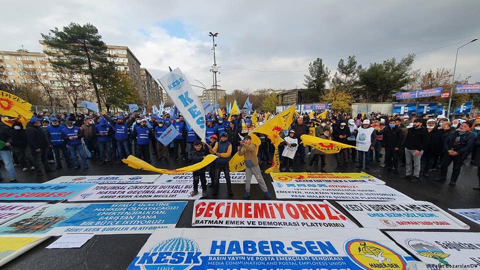 yenicizgigazete's tweet photo. KESK İstanbul ve Ankara’da ‘Geçinemiyoruz’ mitingi yaptı
https://t.co/WhNfhYiXk3 @yenicizgigazete aracılığıyla
#KESK #eğitimsen #eylem #miting #estanbul #ankara #geçinemiyoruz #zam #yenicizgigazete https://t.co/75q0xL8OC0