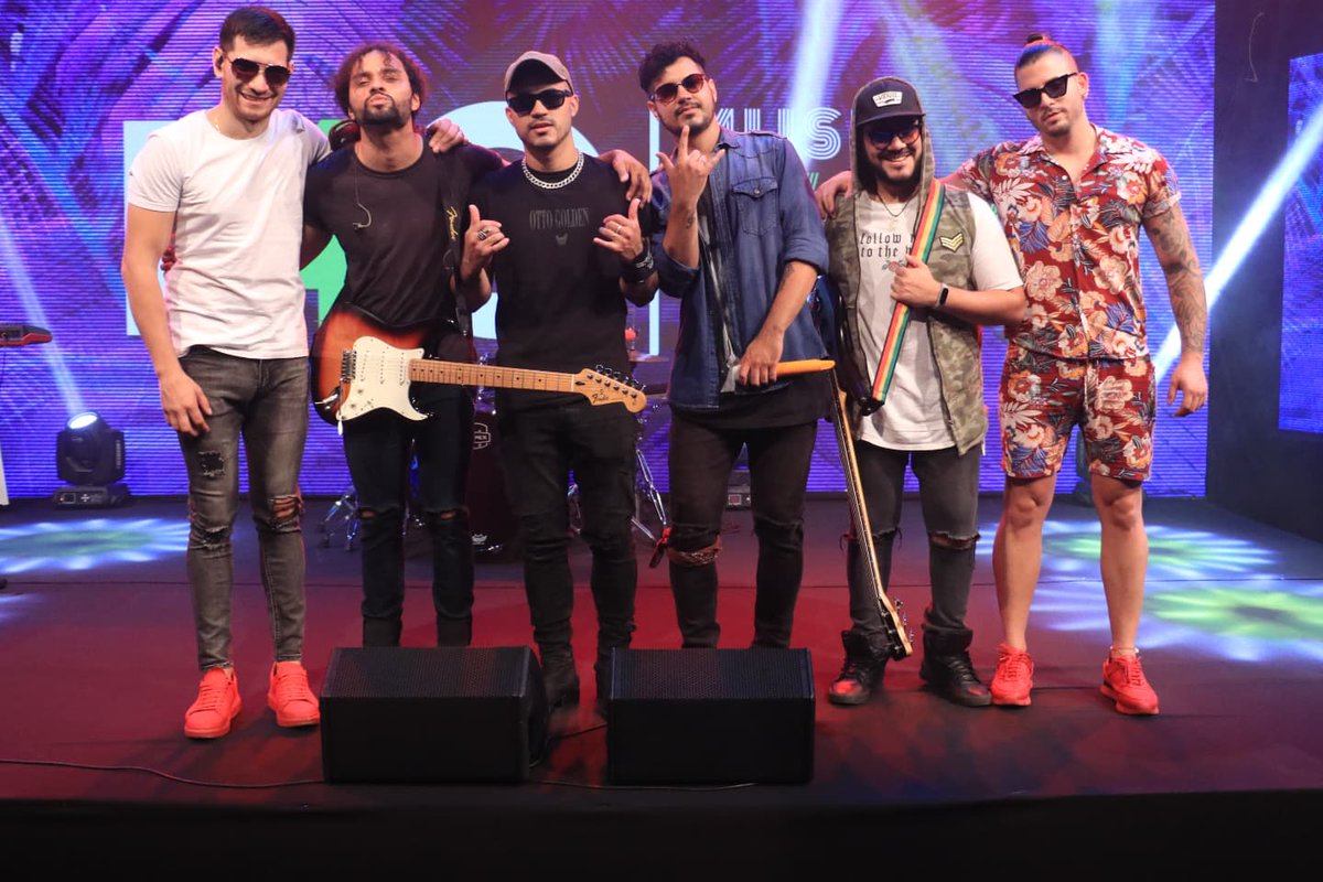 Telefuturo's tweet photo. ¡A bailar con los chicos de #Japiaguar! 💃✨🎶

#NosVemos en los #E40MusicAwards2021 por las pantallas de #TelefuturoPy o https://t.co/bmmwHO0a0L 💻 https://t.co/iB6npKkfFR