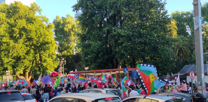 Temucodiario's tweet photo. #AlertaTD: Comienzan las celebraciones en #Temuco tras el triunfo de #GabrielBoric foto @sewadel93 https://t.co/g2PHyclLnk